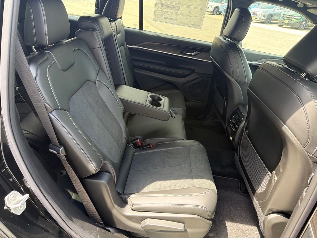 2026 Jeep Grand Cherokee GRAND CHEROKEE L LAREDO ALTITUDE 4X4
