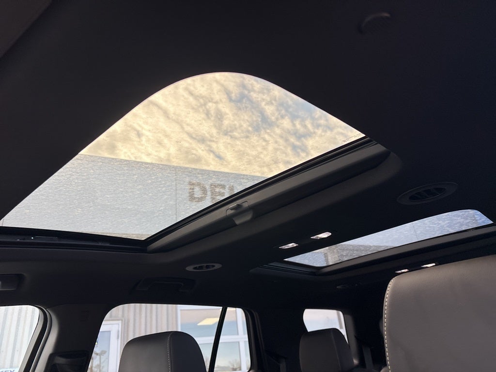 2022 Chevrolet Traverse AWD LT Leather