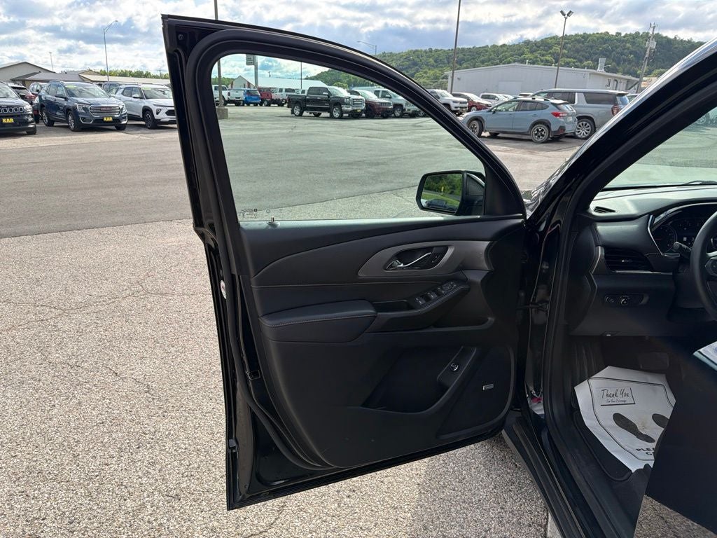 2023 Chevrolet Traverse AWD LT Leather