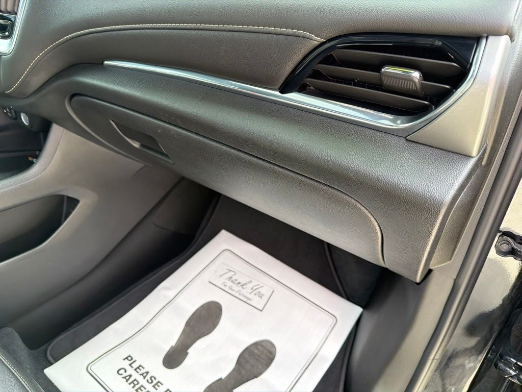 2023 Chevrolet Traverse AWD LT Leather