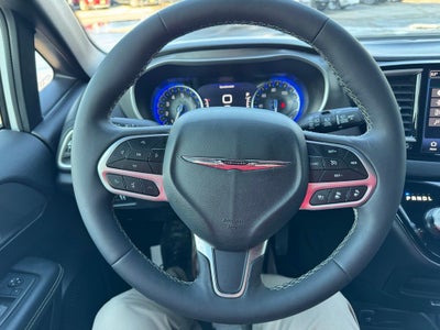 2025 Chrysler Voyager LX