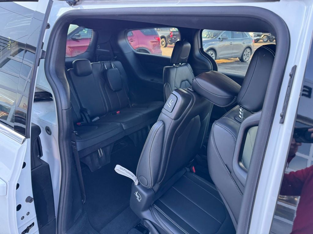 2025 Chrysler Voyager LX