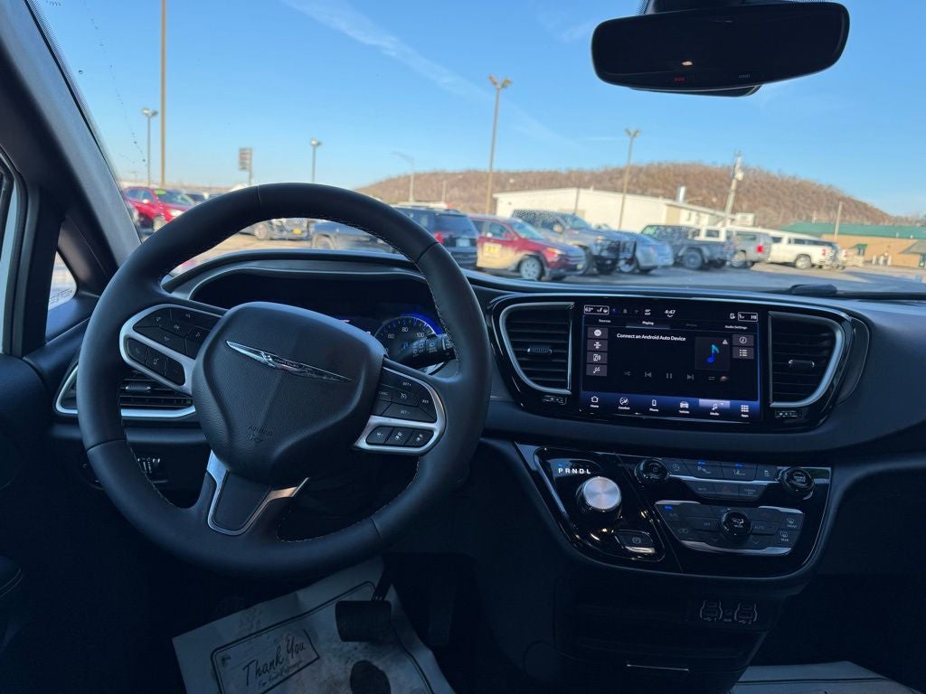 2025 Chrysler Voyager LX