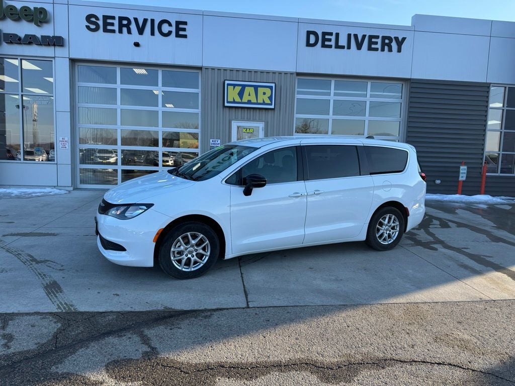 2025 Chrysler Voyager LX