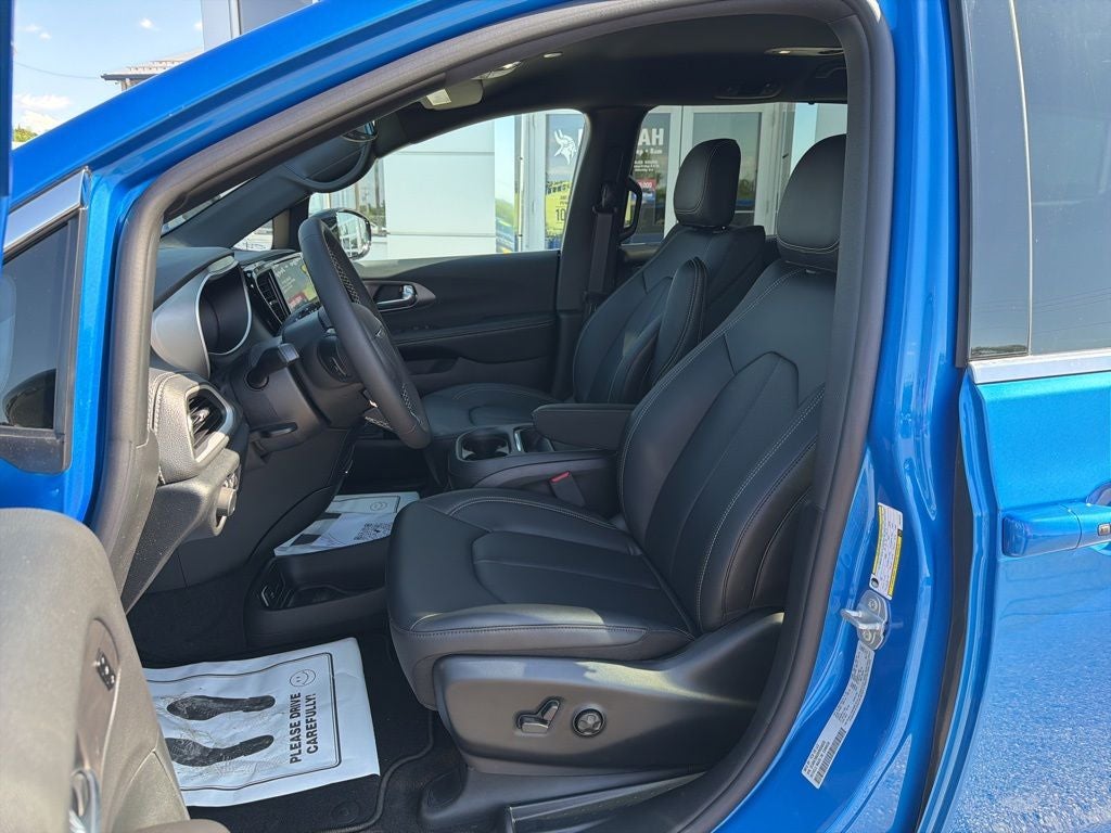 2027 Chrysler Pacifica PACIFICA SELECT AWD