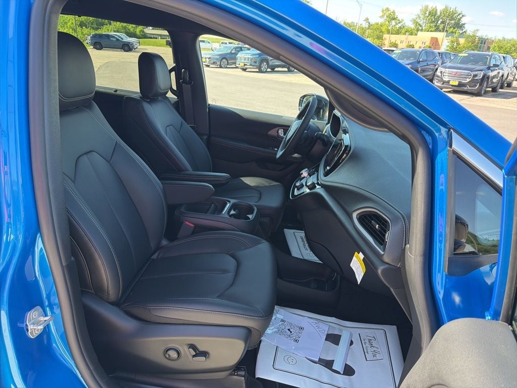 2027 Chrysler Pacifica PACIFICA SELECT AWD