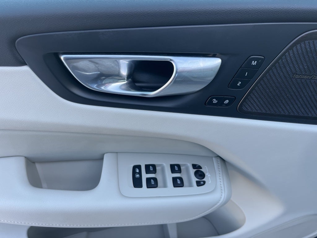 2023 Volvo XC60 B6 Ultimate Bright Theme