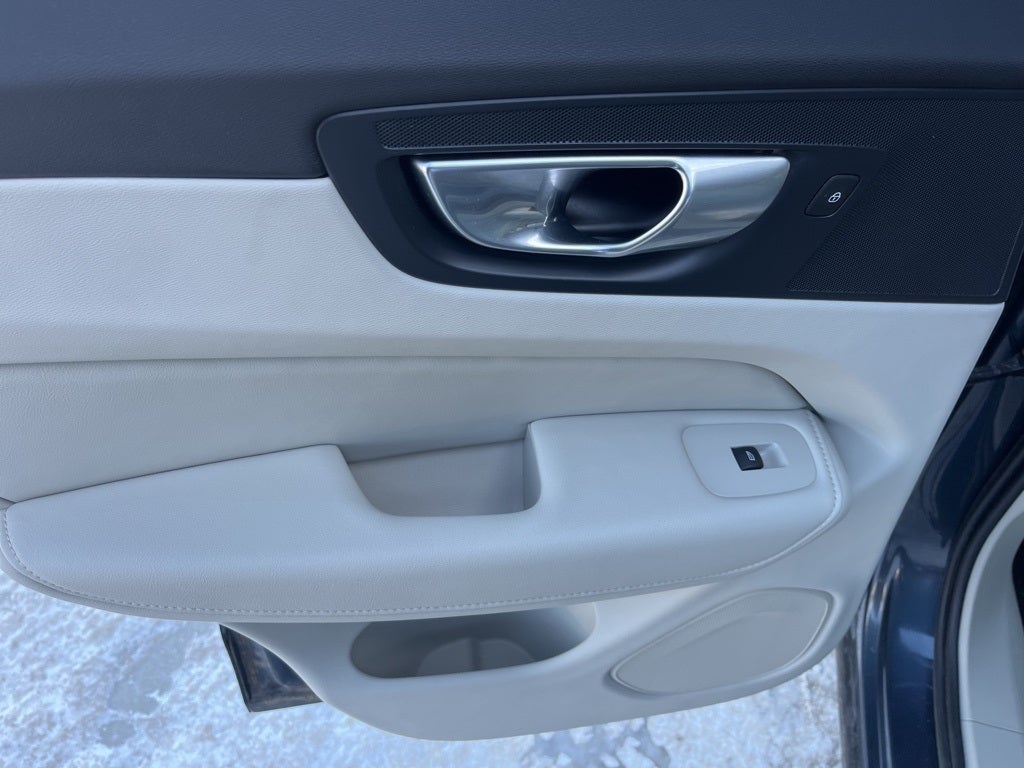 2023 Volvo XC60 B6 Ultimate Bright Theme