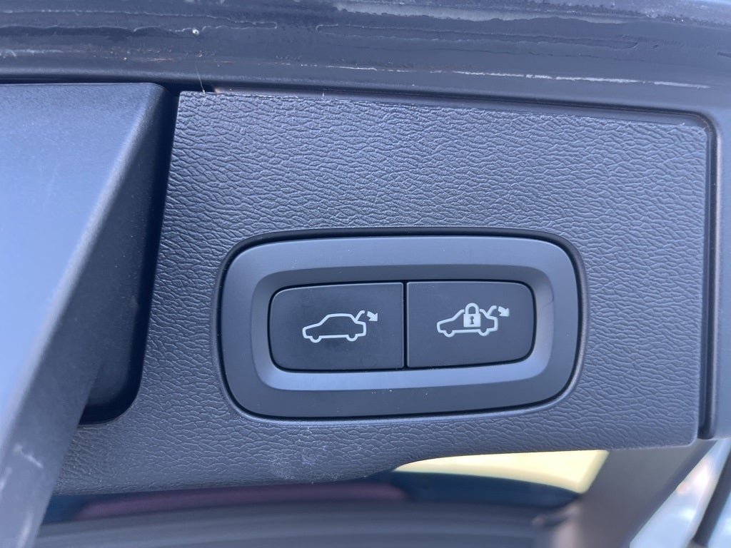 2023 Volvo XC60 B6 Ultimate Bright Theme