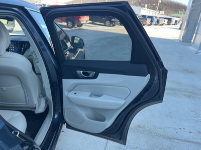 2023 Volvo XC60 B6 Ultimate Bright Theme