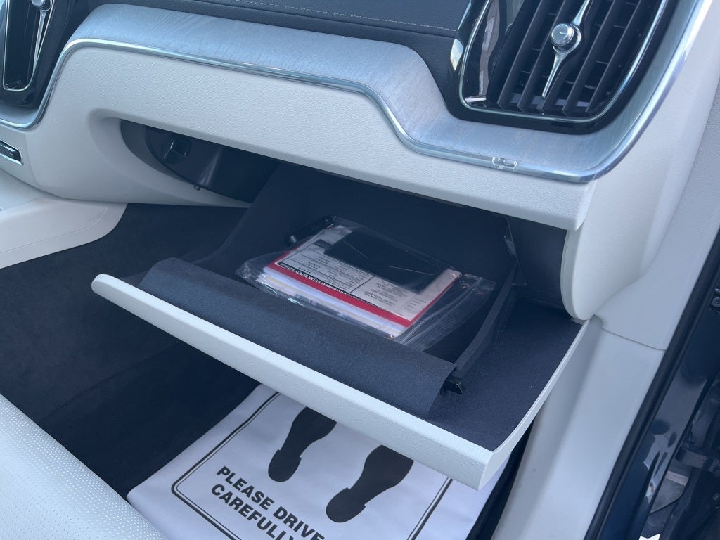 2023 Volvo XC60 B6 Ultimate Bright Theme