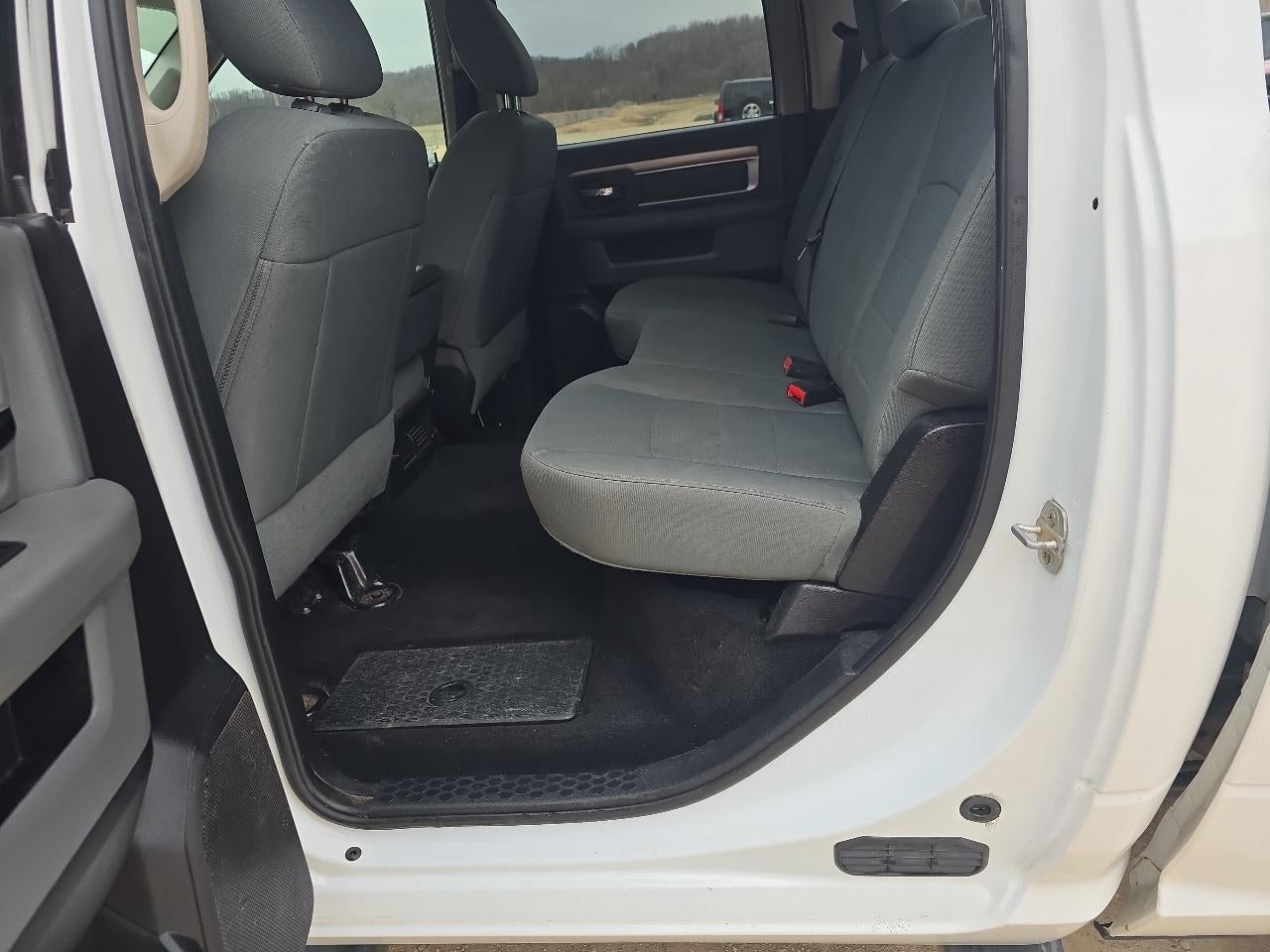 2014 RAM 1500 4WD Crew Cab 140.5" SLT