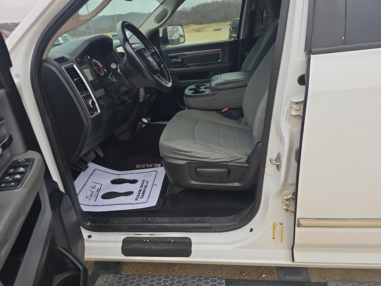 2014 RAM 1500 4WD Crew Cab 140.5" SLT