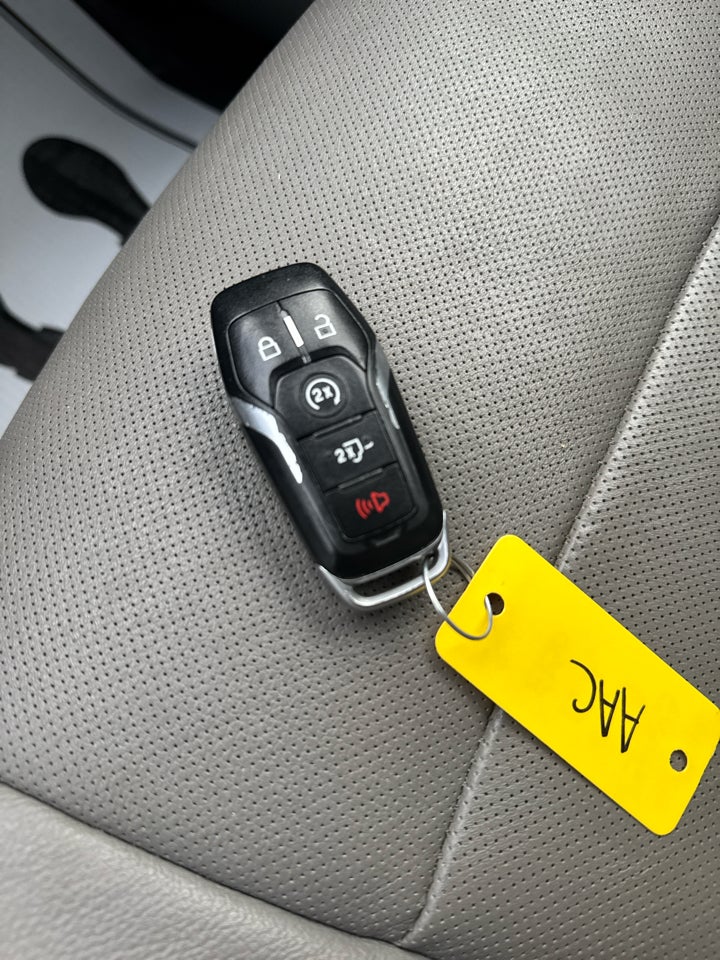 2015 Ford F-150 2WD SuperCrew 157" Lariat