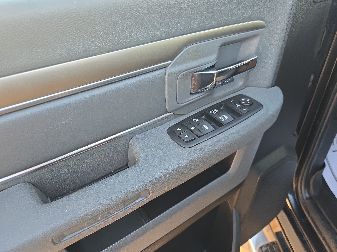 2016 RAM 1500 4WD Crew Cab 140.5" Big Horn