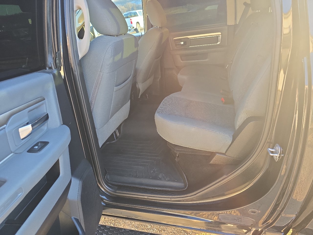 2016 RAM 1500 4WD Crew Cab 140.5" Big Horn