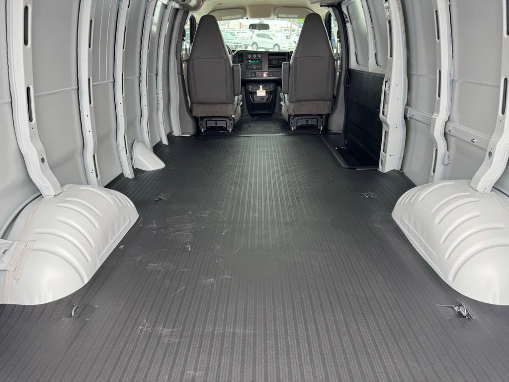 2025 Chevrolet Express Cargo 3500 WT
