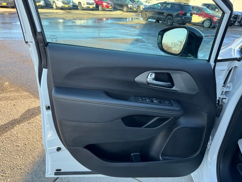 2025 Chrysler Voyager LX