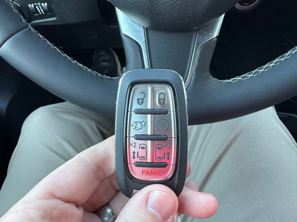 2025 Chrysler Voyager LX