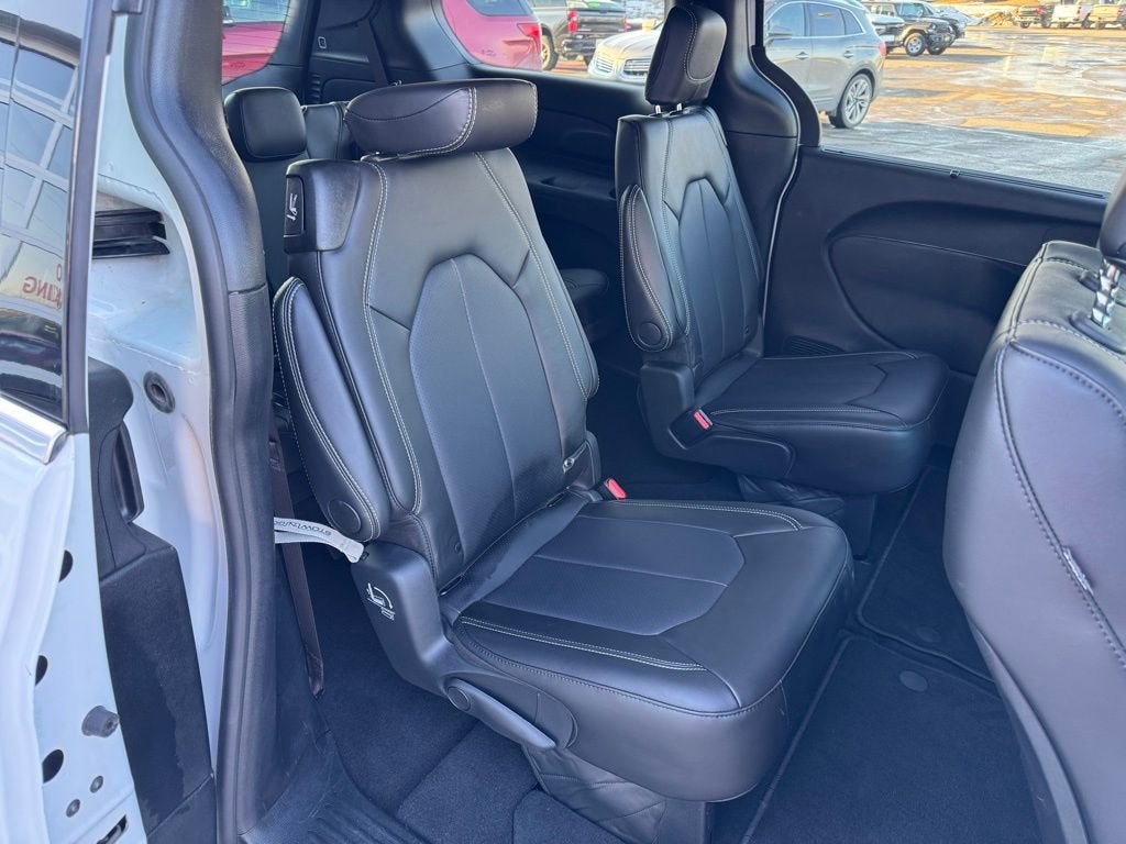 2025 Chrysler Voyager LX