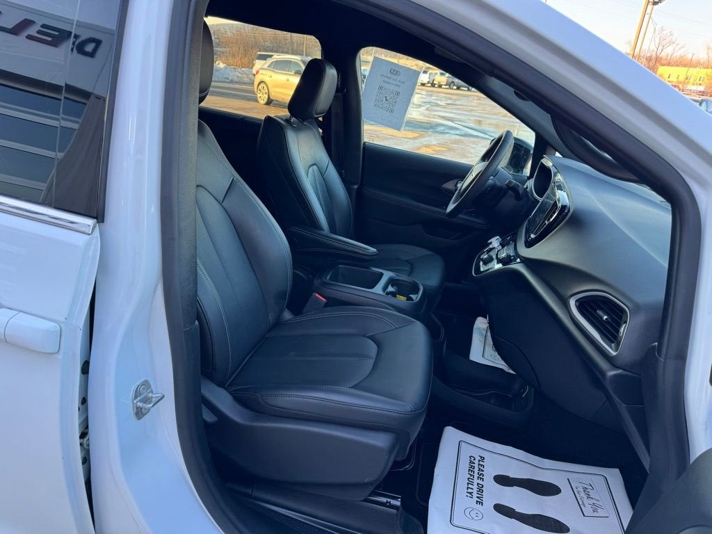 2025 Chrysler Voyager LX