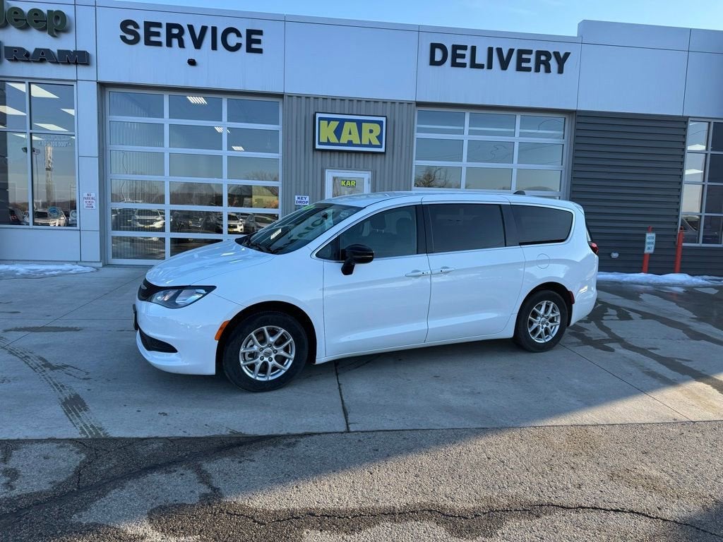2025 Chrysler Voyager LX