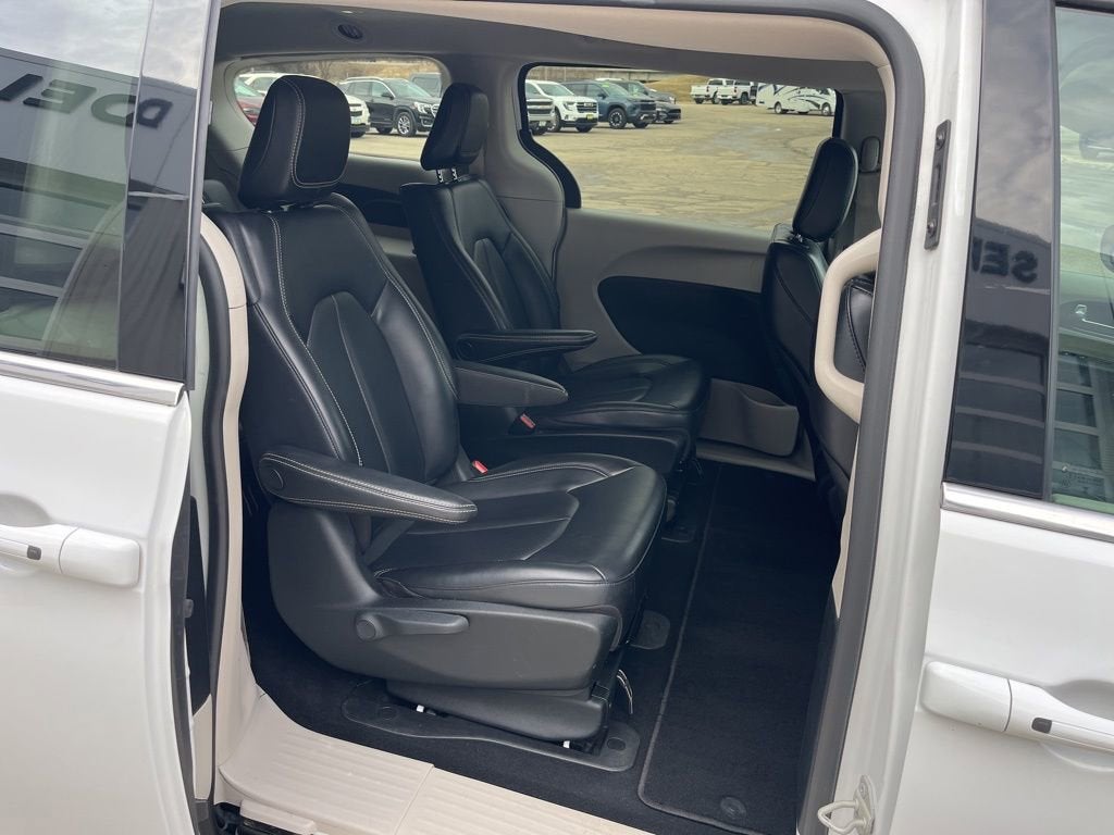 2023 Chrysler Pacifica Hybrid Touring L